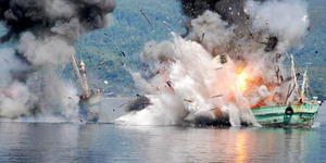 2 Kapal Maling Ikan Dibom TNI AL di Teluk Ambon