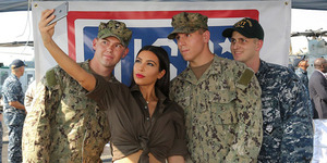 Foto Seksi Kim Kardashian Bareng Tentara Amerika