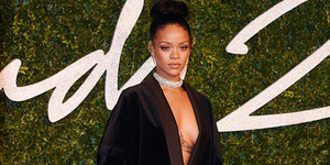 Rihanna Pamer Belahan Dada Seksi di British Fashion 2014