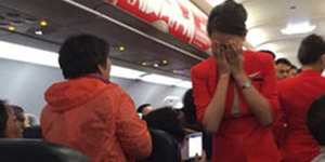 Pramugari AirAsia Disiram Air Panas, Pesawat Terpaksa Mendarat Darurat