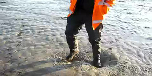 Video Pria ini Mampu Berjalan di Atas Pasir Hisap