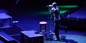 Cedera, Vokalis Linkin Park Chester Bennington Tampil Pakai Sepeda Mini