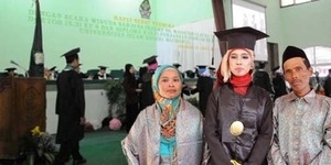 Siti Afidah, Anak Buruh Tani Jadi Wisudawati Terbaik di UIN Walisongo