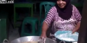 Video Ibu Menggoreng Pakai Tangan Kosong, Kebal Minyak Panas