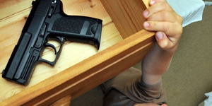 Balita 3 Tahun Pegang Pistol Lalu Tembak Ayah-Ibunya