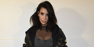 Foto Seksi Kim Kardashian Pakai Stocking Transparan Seluruh Tubuh