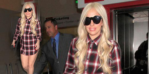 Foto Seksi Lady Gaga Cuma Pakai Celana Dalam di Bandara