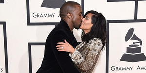 Kanye West Ciuman & Remas Bokong Kim Kardashian di Grammy Awards 2015