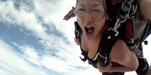 Video Wanita Terjun Payung Nyaris Disambar Pesawat
