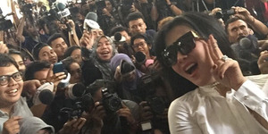 Foto Selfie Manja Syahrini Bareng Wartawan di Mabes Polri