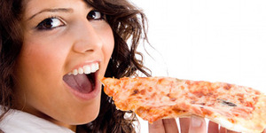 Pamer Payudara Dapat Pizza Gratis di Restoran Amerika