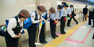 Aksi Mengagumkan Petugas Kebersihan Kereta Api Shinkansen