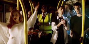 Clean Bandit Seru-Seruan Dalam Bus di Video Klip Stronger