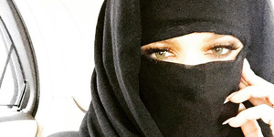 Heboh Foto Khloe Kardashian Berhijab & Bercadar