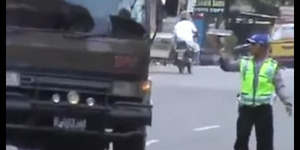Heboh, Video Pria Berseragam Polisi Terima 'Salam Tempel'