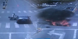 Pemotor Selamat Meski Dihantam Sedan Hingga Motornya Terbakar