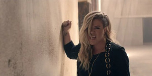 Kelly Clarkson Tebar Semangat di Video Klip Invincible
