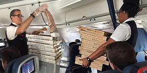 Pilot Traktir Penumpang Pizza Gratis Sebab Penerbangan Tertunda