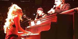 Lady Gaga Berbikini di Konser U2