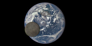Video Bulan Melintasi Bumi