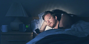3 Dampak Buruk Bawa Ponsel Ke Tempat Tidur