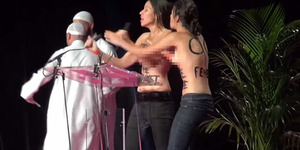 Aktivis Femen Sabotase Konferensi Muslim Pamer Payudara