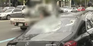 Kesal Ditipu Dealer, Pria Korsel Hancurkan Mercedes Benz