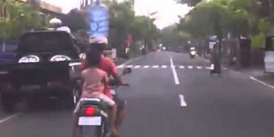 Ibu di Bali Naik Motor Bawa Galon 19 Liter di Kepala