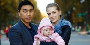 Pria China Bikin Iri Karena Kaya & Punya Istri Bule Cantik