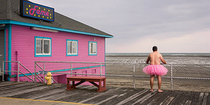Pria Ini Identik Rok Balet Pink Usai Hibur Istri Kena Kanker