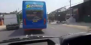 Aksi Serobot Sopir Bus Ngawur di Indonesia Go Internasional!