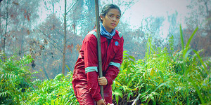 Foto Intan Syafrini Relawan Cantik Ikut Padamkan Api di Kalimantan