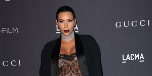 Hamil Besar, Kim Kardashian Tetap Seksi Pakai Baju Transparan