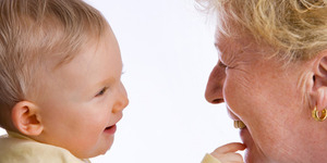 Kakek-Nenek Perawat Cucu di Australia Dapat Subsidi