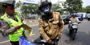2 Polantas Surabaya Kepergok Terima Uang Damai Rp 200 Ribu