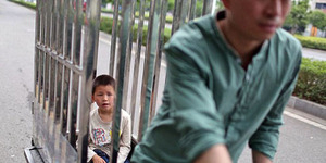 Ayah Bonceng Anaknya di Kandang Hebohkan China