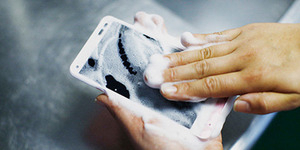 Digno Rafre, Smartphone Unik yang Bisa Dicuci Pakai Sabun