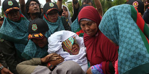 Dihukum Cambuk Karena Mesum, Cewek Aceh Pingsan