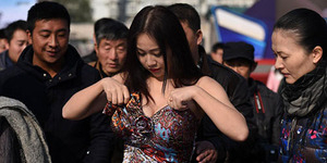 Foto Hot Jiang Qing, Pemenang Kontes Payudara Terindah di Tiongkok