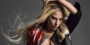 Foto Hot & Nyentrik Lady Gaga Pamer Payudara di Majalah Billboard