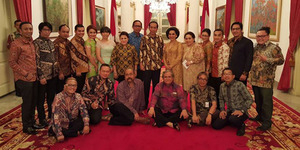 Foto Jokowi Ngakak Bareng Para Pelawak di Istana Negara