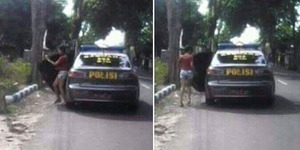 Heboh! Mobil Polisi Turunkan Cewek Seksi