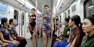 Mahasiswa China Gelar Fashion Show Di Kereta Bawah Tanah