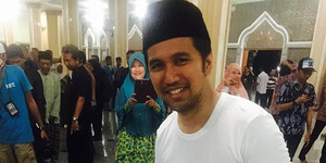 Menang Pilkada, Emil Dardak Suami Arumi Bachsin Ngepel Masjid