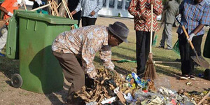 Presiden dan Pejabat Tanzania Tak Malu Punguti Sampah