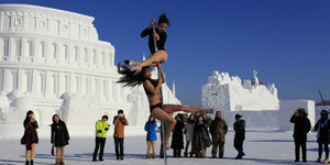 Protes Perburuan Satwa, Penari Ini Nekat Pole Dancing di Musim Salju