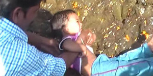 Ritual Kesehatan Bocah India: Berguling di Kotoran Sapi