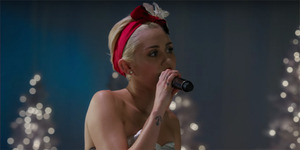 Video Miley Cyrus Merdu & Seksi Bawakan Lagu Natal 'Silent Night'