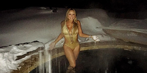 Mariah Carey Berendam Pakai Bikini Seksi di Kolam Salju