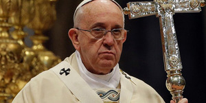 Paus Fransiskus Perbolehkan Pendeta Cium Kaki Wanita